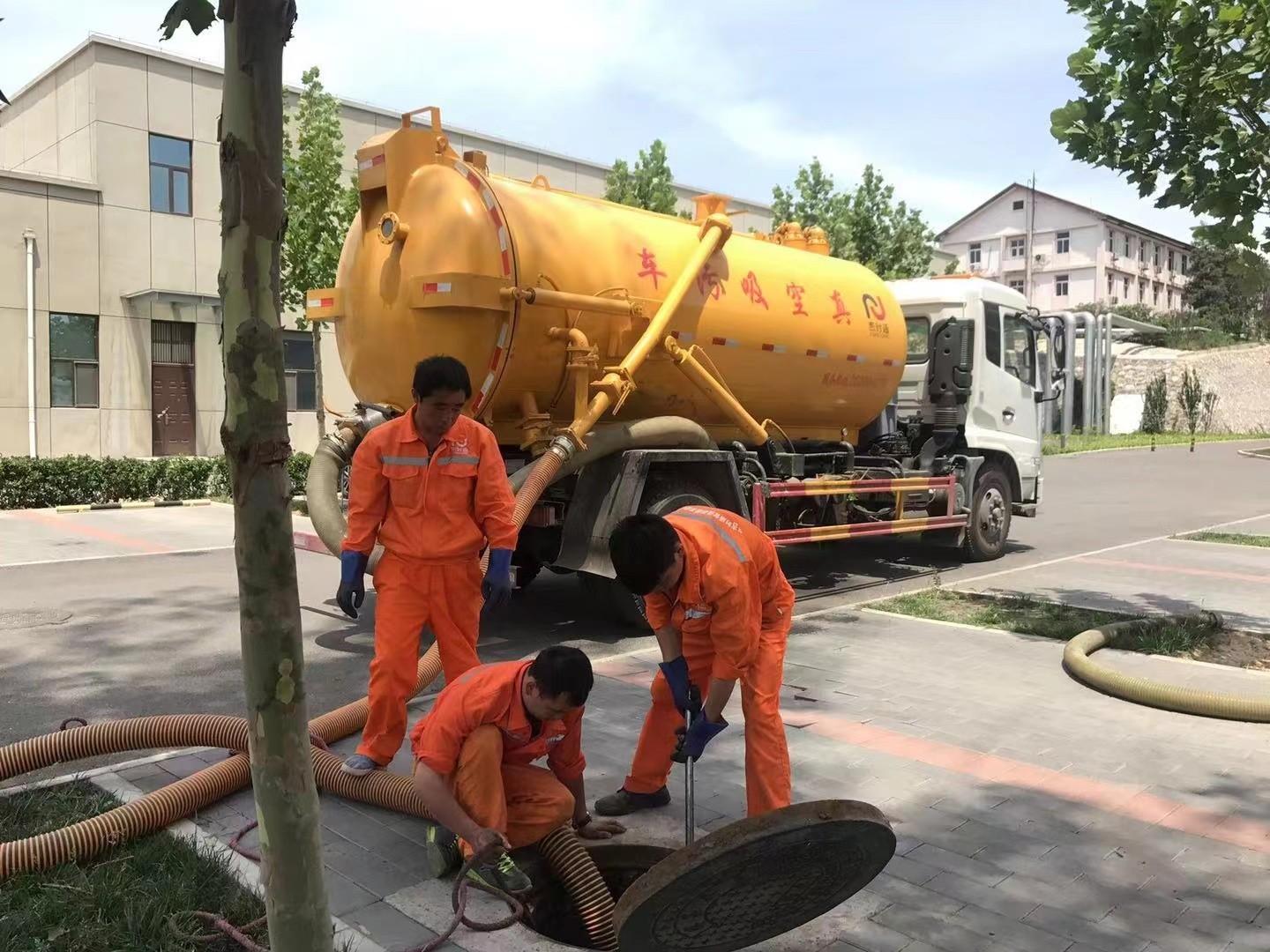 合水管道疏通车停在窨井附近