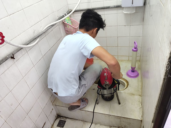 合水管道堵塞冒臭气 专业师傅现场解决问题