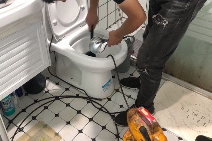 合水马桶堵塞自己疏通还是找师傅?专业上门服务让你省时更省心